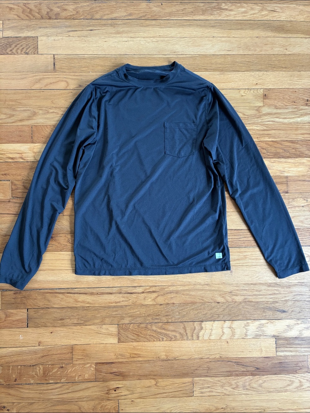 Vuori Tradewind Performance Long Sleeve Tee Mens Medium Perforated Breathable